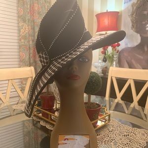 Lily and Taylor black and white hat